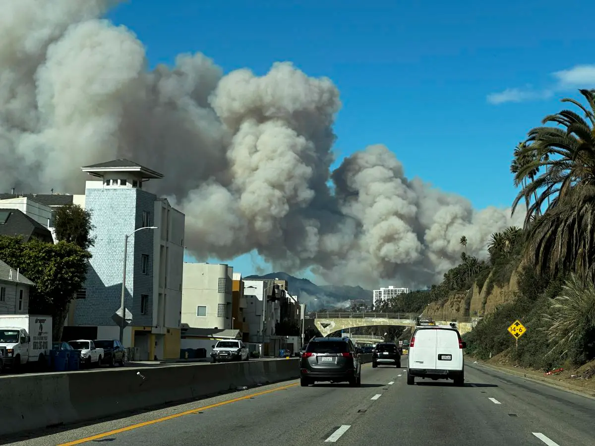 Pacific Palisades Wildfire: Rapid Growth & Evacuations Amidst Santa Ana Winds