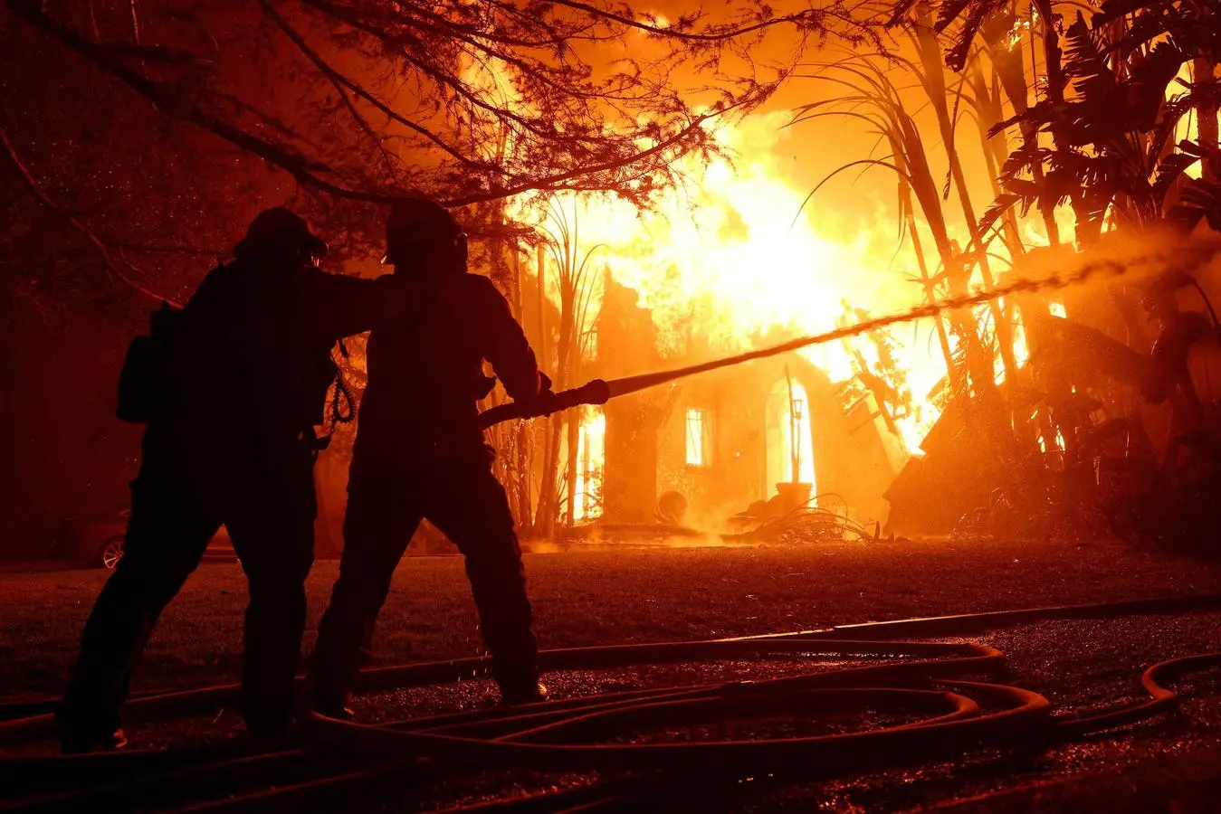 Eaton Canyon Wildfire: Deadly Blaze Engulfs Altadena Amidst Strong Winds