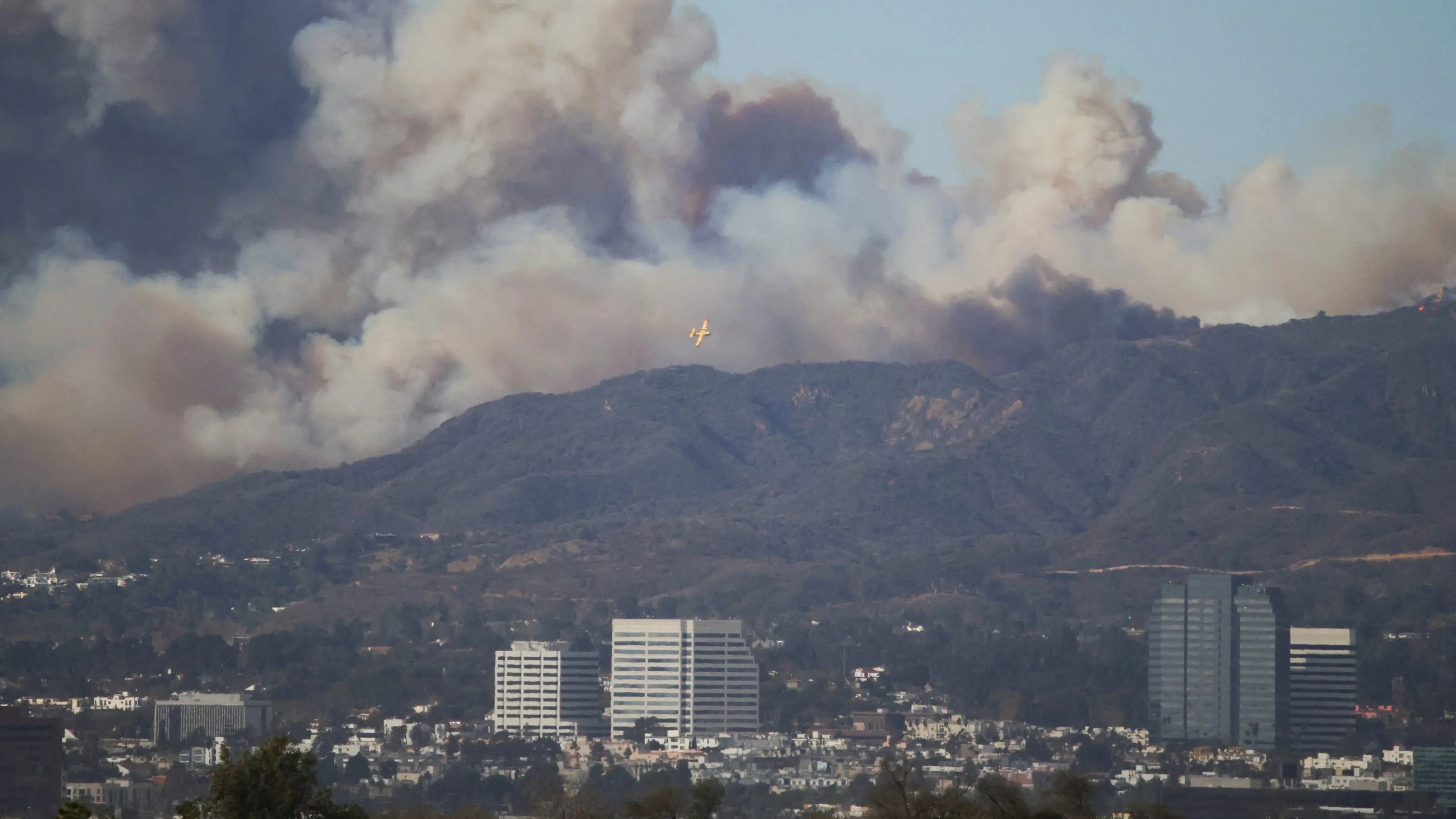 California Wildfires Rage: Palisades Blaze Forces Evacuations, Simi Valley Landfill Erupts